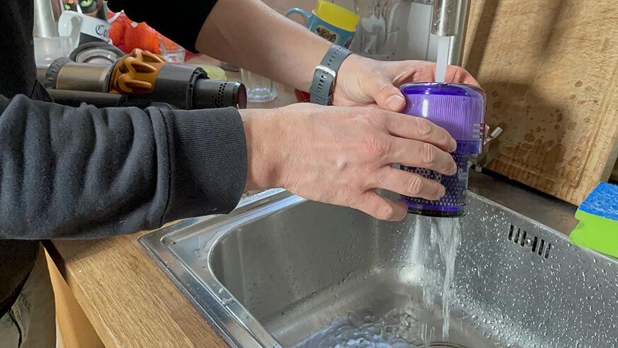 Wasser läuft von oben nach unten durch den Filter